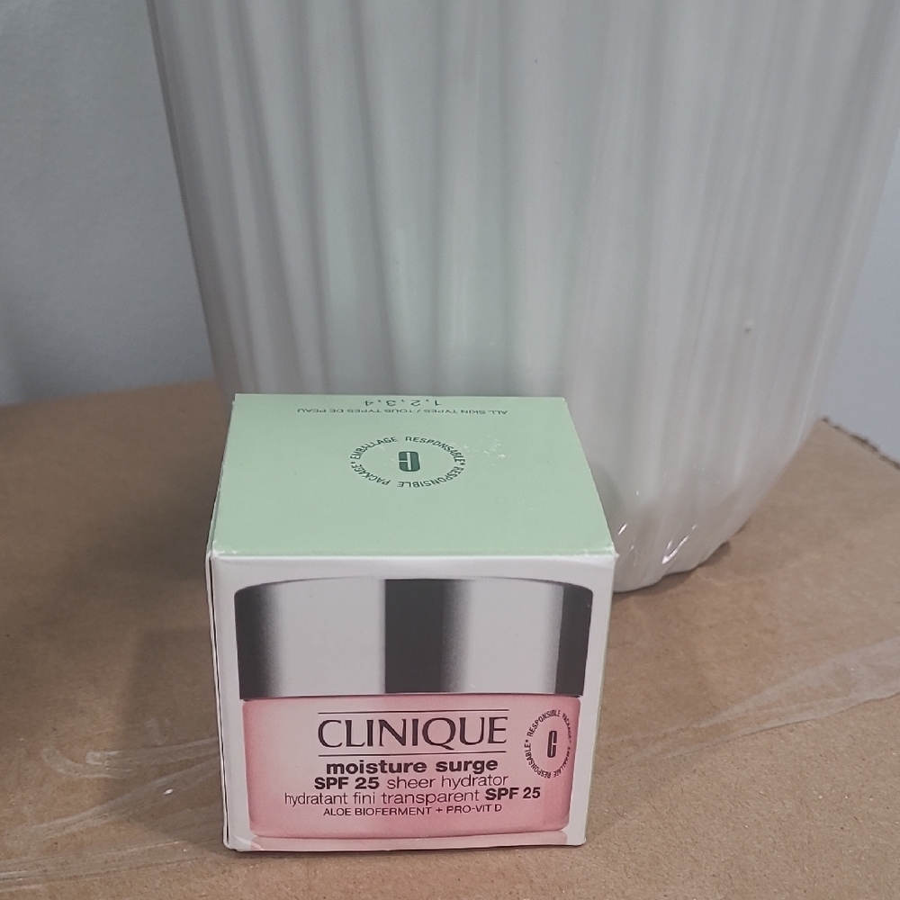Clinique Moisture Surge SPF 25 - Pink and Silver